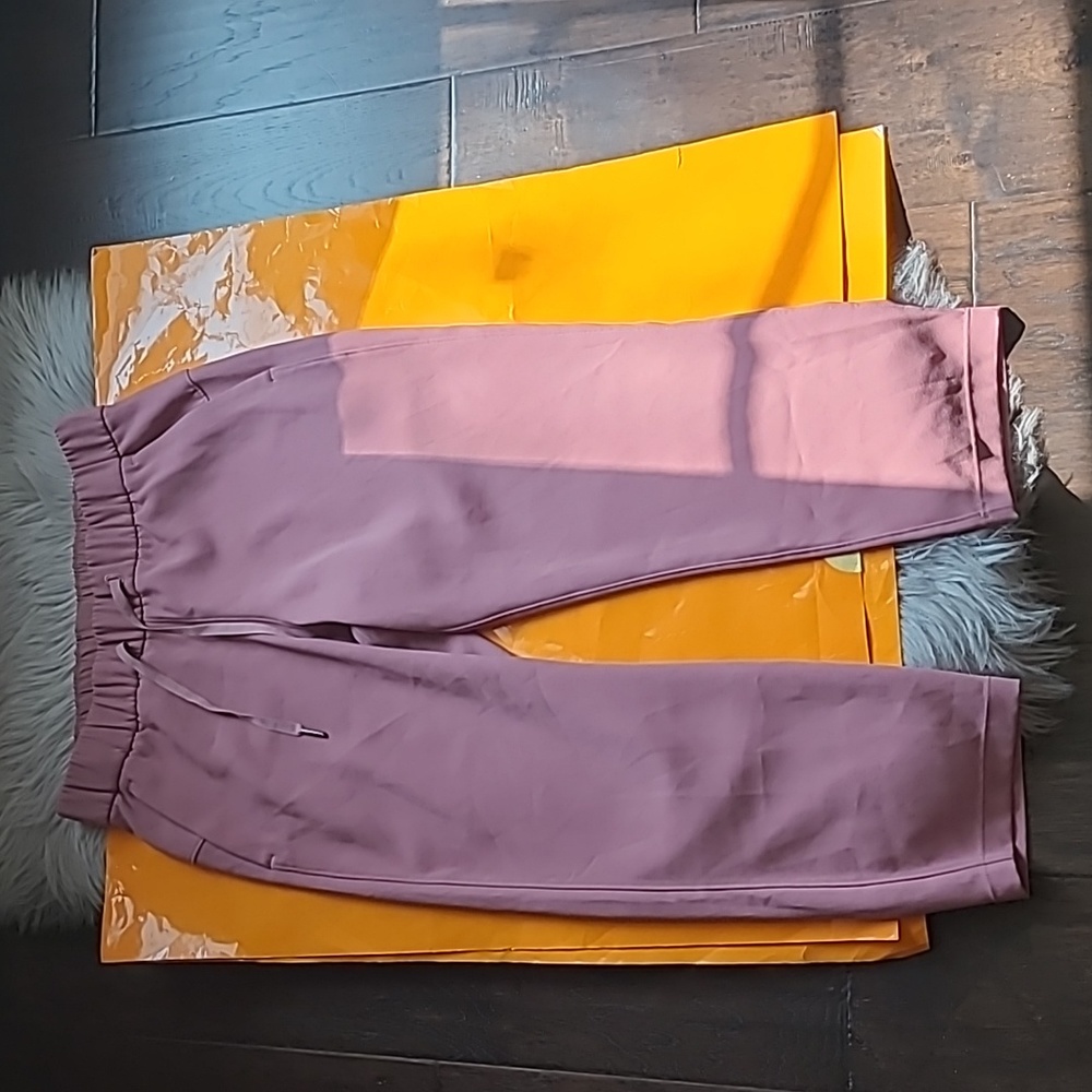 Lululemon on the fly crop woven 23" red dust